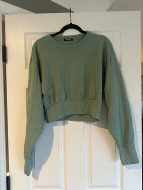 TALENTLESS Cropped Crewneck Sweatshirt in Sage Green
